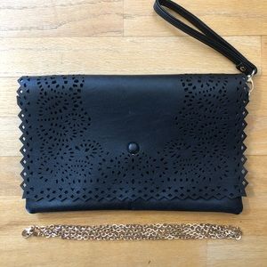 Crocheted Clutch 🧶 comes with crossbody chain to turn it into a purse.